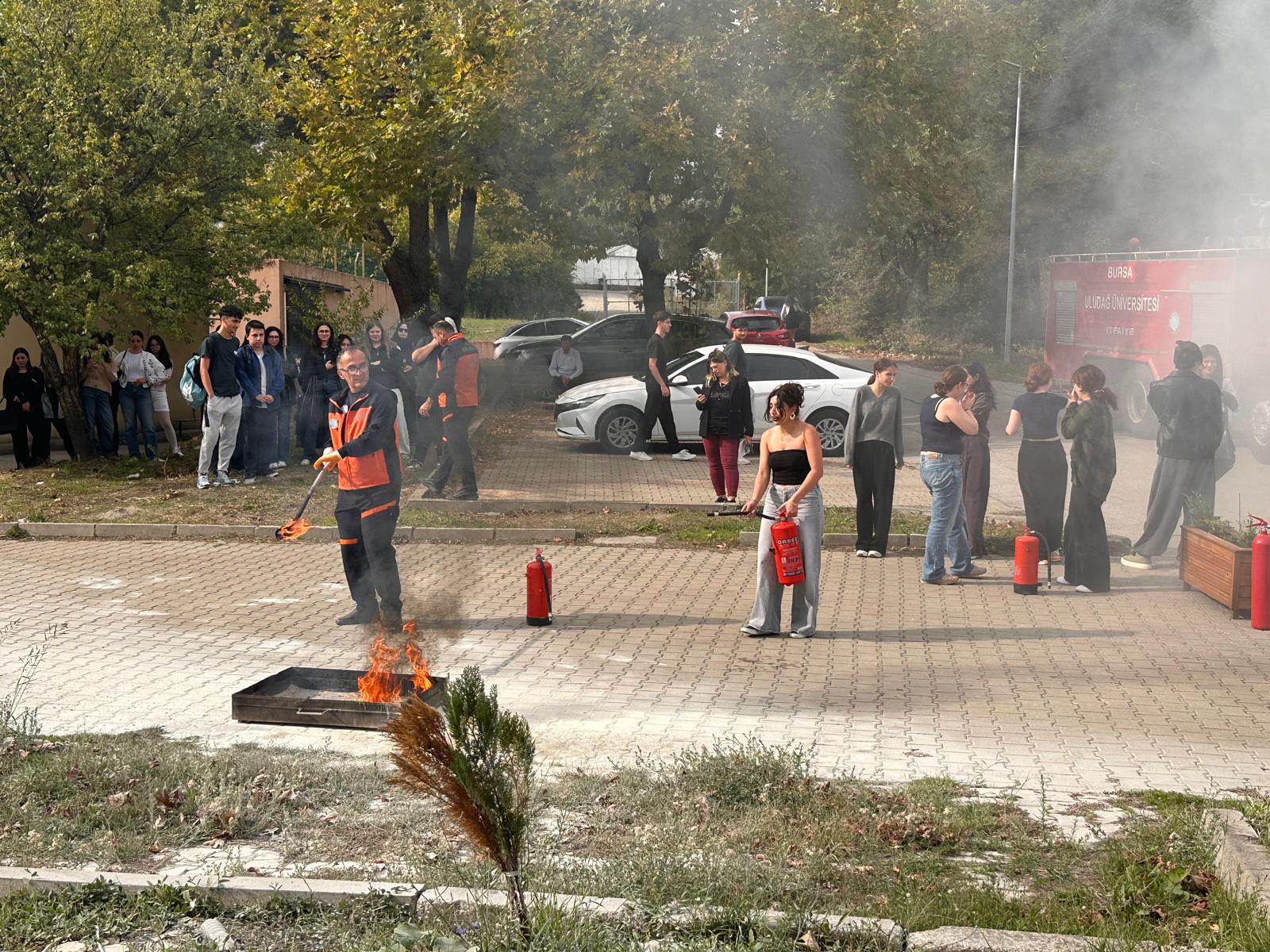 Kimya Bölümü 1. Sınıf Öğrencilerine Temel Yangın Eğitimi Verildi